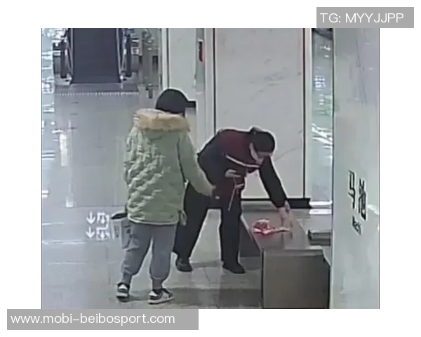 克劳奇不慎遗失妻子生日礼物地铁乘客拾获后及时归还车站